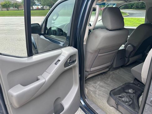 Used 2014 Nissan Frontier SV AWD/4WD image 12