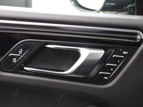 Certified 2025 Porsche Macan AWD/4WD image 19