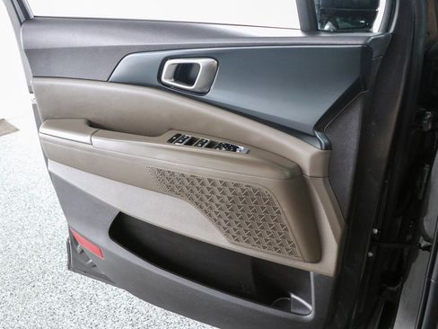 Used 2025 Kia Carnival FWD image 22