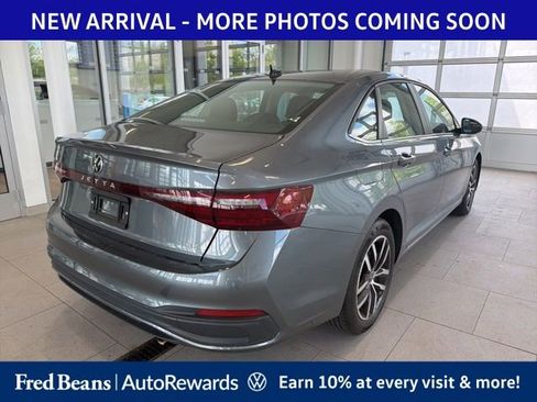 Used 2025 Volkswagen Jetta SE FWD image 4
