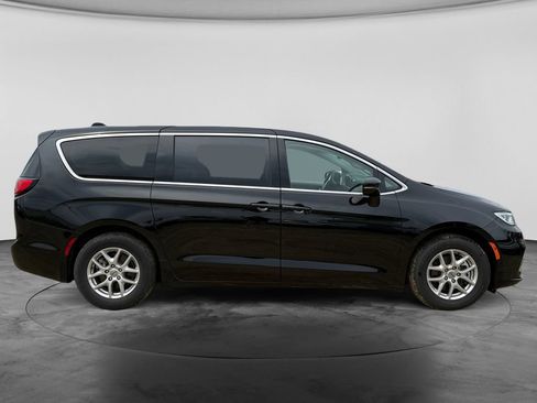 Used 2024 Chrysler Pacifica Touring-L FWD image 11