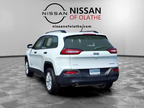 Used 2016 Jeep Cherokee Sport FWD image 3