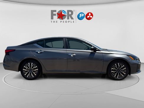 Used 2025 Nissan Altima 2.5 SV FWD image 6