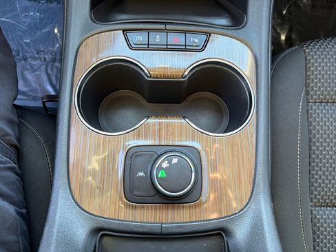 Used 2021 GMC Acadia SLE image 28