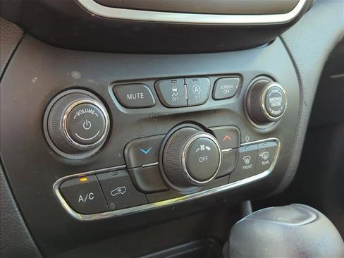 Used 2019 Jeep Cherokee Latitude Plus FWD image 18