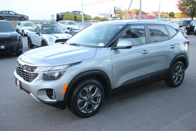 Used 2024 Kia Seltos LX AWD/4WD image 2
