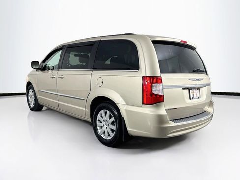Used 2014 Chrysler Town & Country Touring FWD image 7
