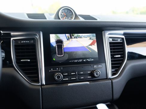 Used 2018 Porsche Macan S image 36