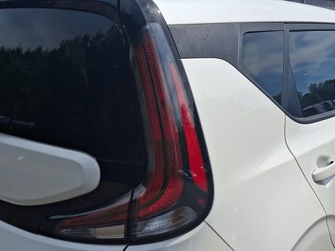 Used 2025 Kia Soul LX w/ LX Technology Package FWD image 12