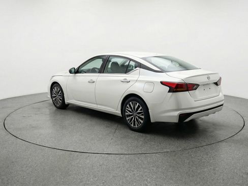 Used 2025 Nissan Altima 2.5 SV image 9