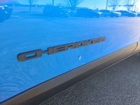 Used 2023 Jeep Cherokee Altitude Lux w/ Lux Elite Package image 13