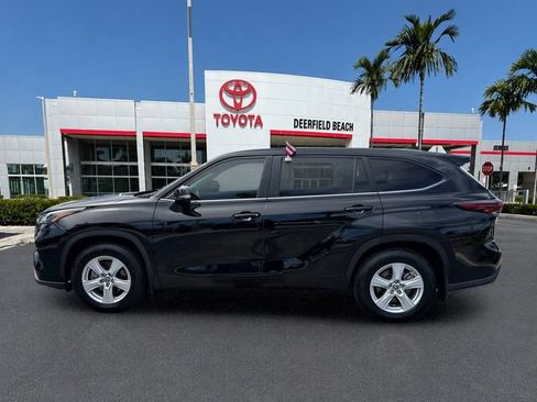 Used 2024 Toyota Highlander LE FWD image 4