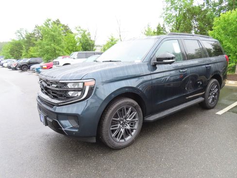New 2026 Ford Expedition Platinum w/ Stealth Appearance Package AWD/4WD image 3