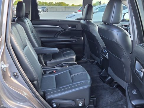 Used 2017 Toyota Highlander SE AWD/4WD image 18