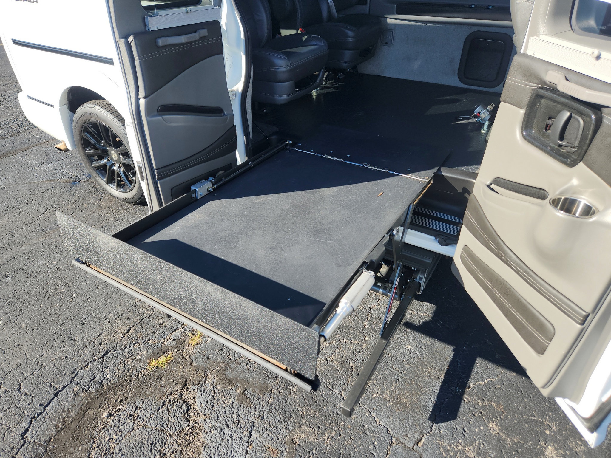 Used 2020 Chevrolet Express 2500 Extended w/ Enhanced Convenience Package RWD image 19