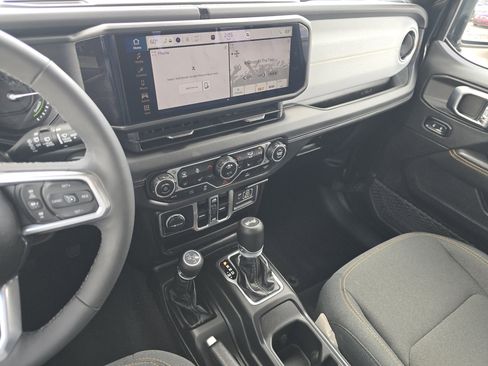 Used 2025 Jeep Wrangler Sahara image 24