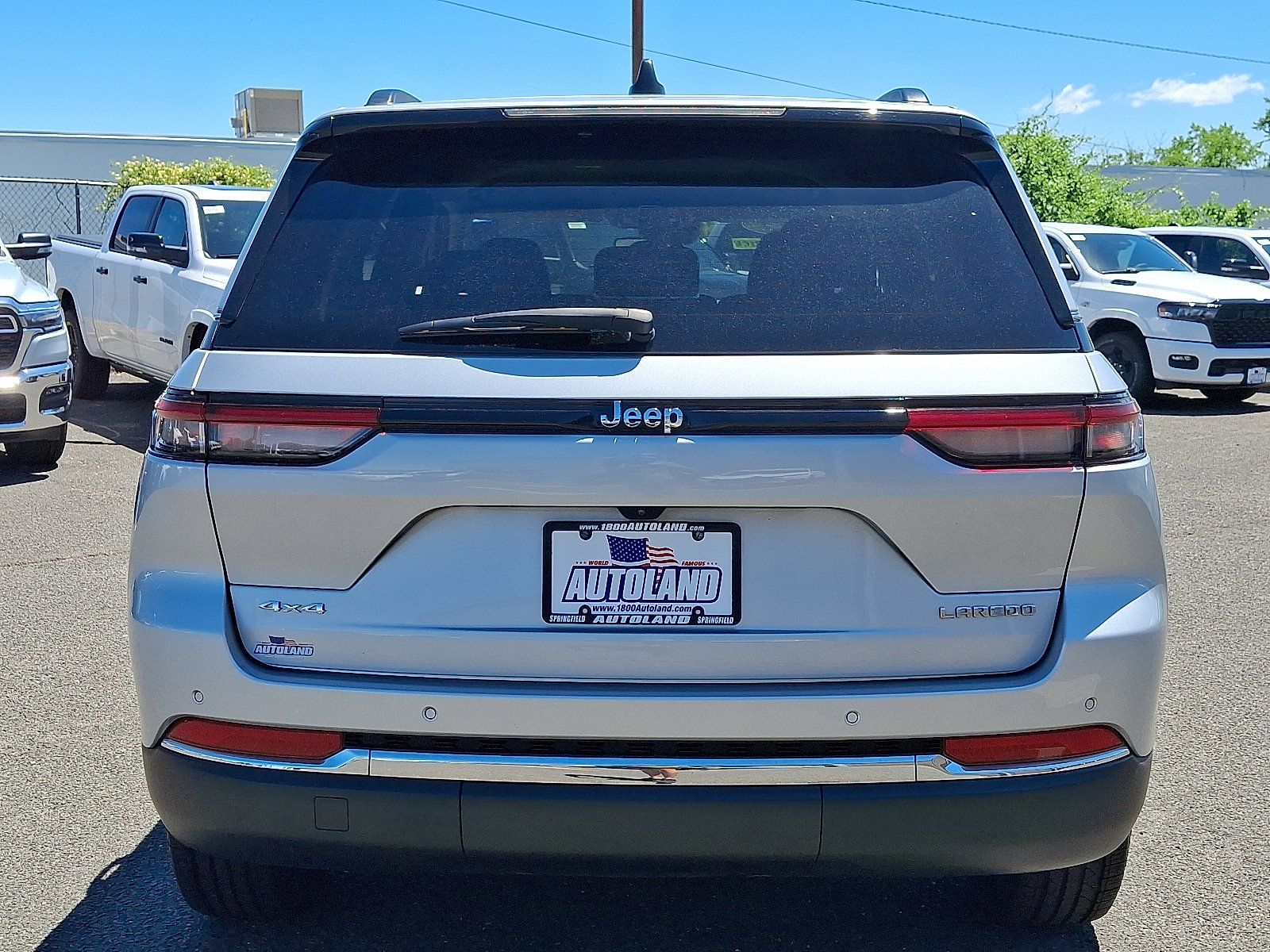 Used 2023 Jeep Grand Cherokee Laredo w/ Luxury Tech Group I AWD/4WD image 6