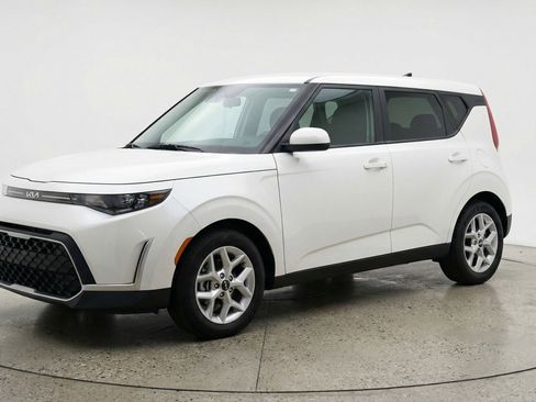 Used 2025 Kia Soul LX w/ LX Technology Package FWD image 3