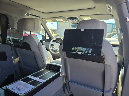 Used 2025 Land Rover Range Rover SV image 15