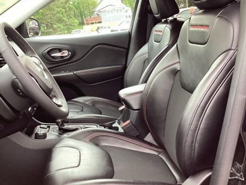 Used 2022 Jeep Cherokee Trailhawk image 15