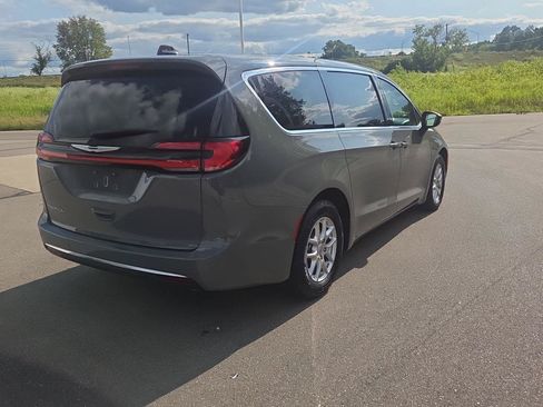 Used 2023 Chrysler Pacifica Touring-L FWD image 6