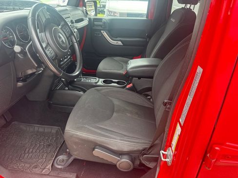 Used 2017 Jeep Wrangler Unlimited Sahara w/ Connectivity Group AWD/4WD image 17