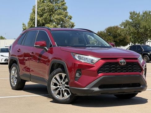 Used 2019 Toyota RAV4 XLE Premium FWD image 2