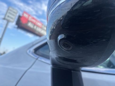 Used 2024 Chrysler Pacifica Limited image 9