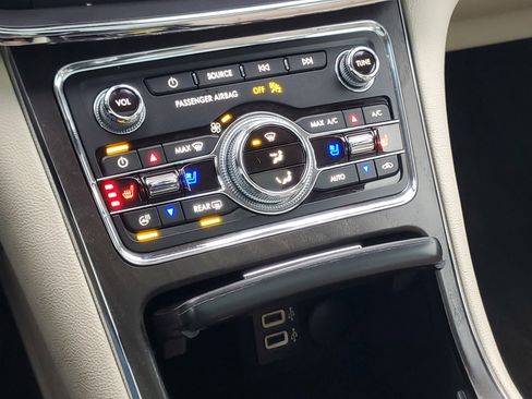 Used 2019 Lincoln Continental Reserve image 18