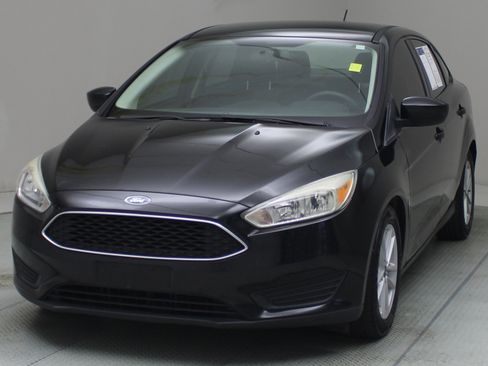 Used 2018 Ford Focus SE FWD image 1