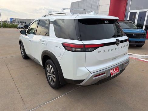 Used 2025 Nissan Pathfinder SL AWD/4WD image 3