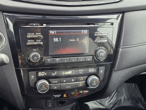 Used 2017 Nissan Rogue SV AWD/4WD image 4