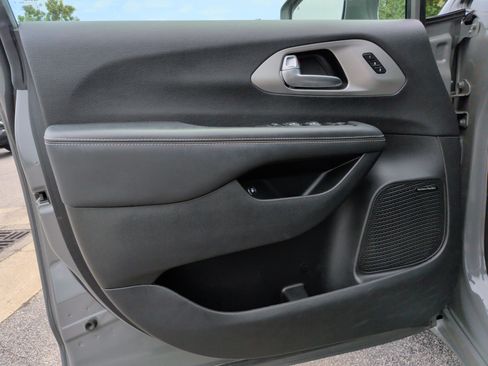 Used 2022 Chrysler Pacifica Limited w/ Uconnect Theater Family Group FWD image 29