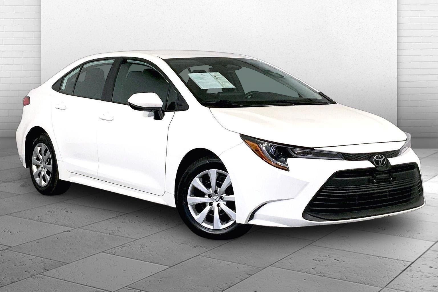 Used 2025 Toyota Corolla LE FWD image 1