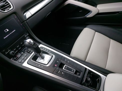 Used 2018 Porsche 718 Boxster image 21