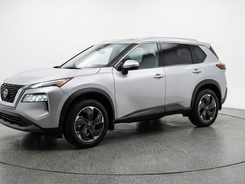 Used 2025 Nissan Rogue SV image 3