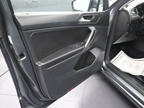 Used 2021 Volkswagen Tiguan SE image 16