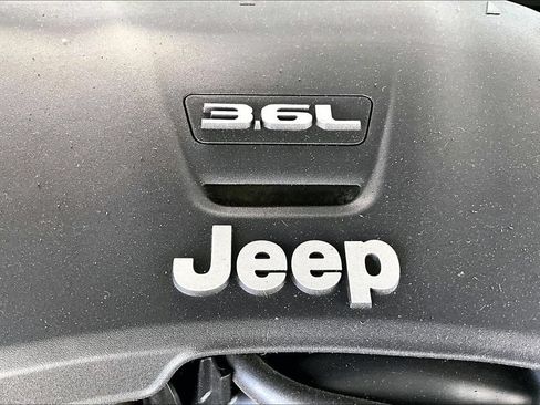 Certified 2020 Jeep Gladiator Overland AWD/4WD image 32