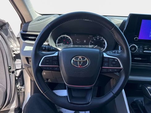 Used 2024 Toyota Highlander LE AWD/4WD image 24