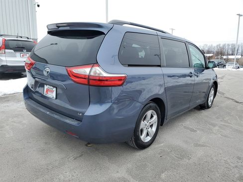 Used 2016 Toyota Sienna LE image 4