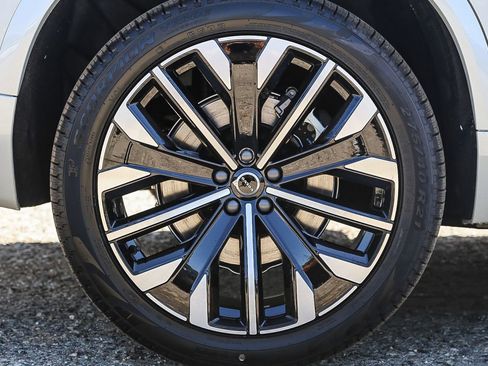 New 2025 Volvo XC90 T8 Plus w/ Protection Package Premier image 11