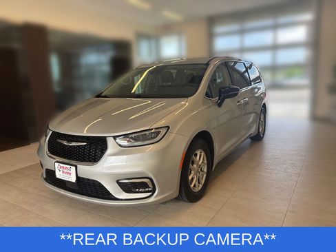 Used 2024 Chrysler Pacifica Touring-L FWD image 4
