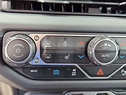 Used 2024 Jeep Wrangler Unlimited Sahara w/ Safety Group AWD/4WD image 18