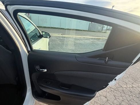 Used 2012 Dodge Avenger SE image 19