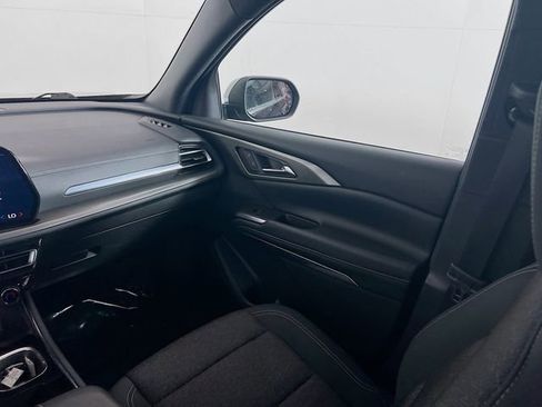 Used 2025 Chevrolet Traverse LT FWD image 22