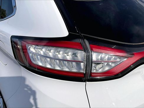 Used 2018 Ford Edge SEL FWD image 30