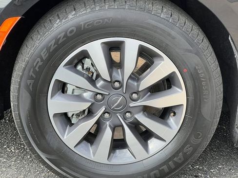 Used 2024 Chrysler Pacifica Limited FWD image 8