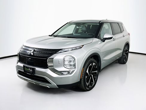 Used 2024 Mitsubishi Outlander SE image 3