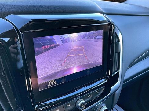 Used 2021 Chevrolet Traverse LT image 14