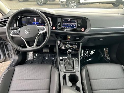 Used 2024 Volkswagen Jetta SE image 5
